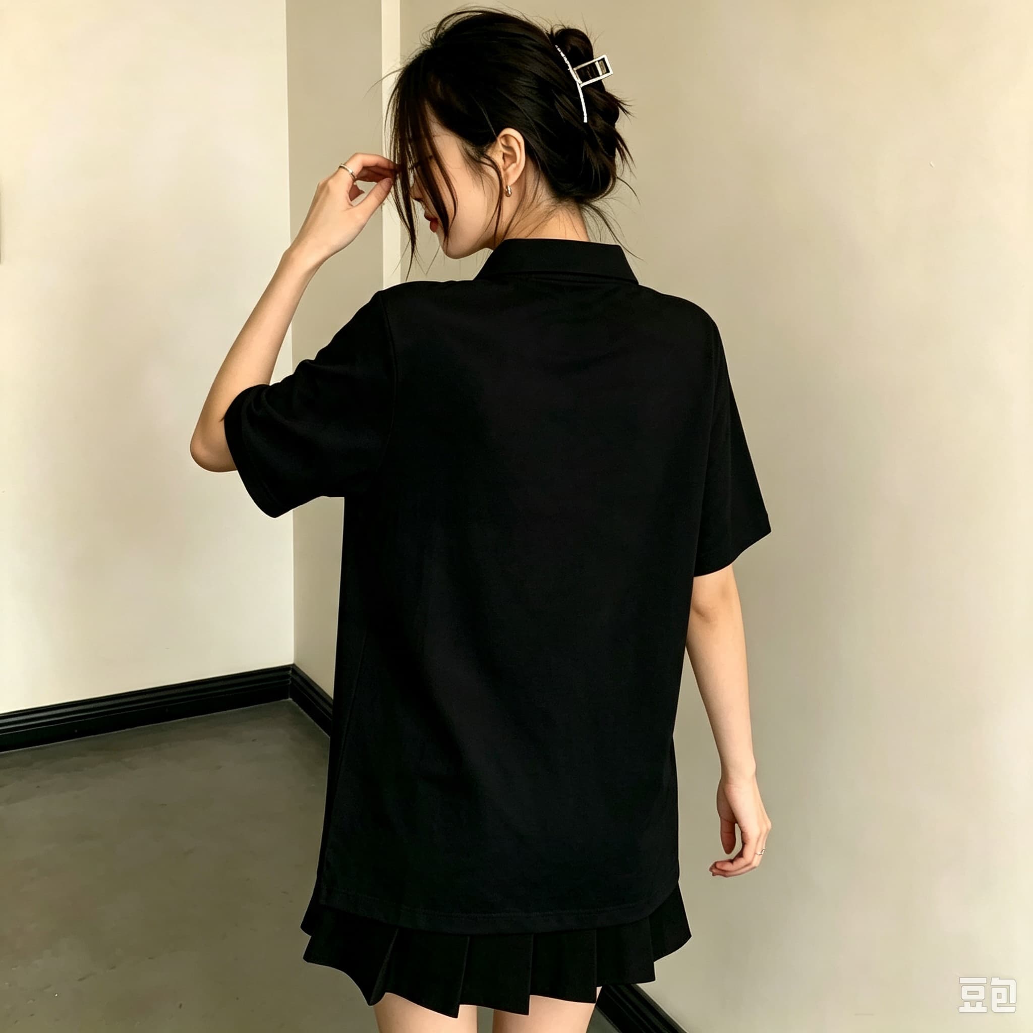 カジュアルな黒のユニセックスポロブラウス、スタイリッシュなレ - Men Formal Wear All Black のレビューと価格