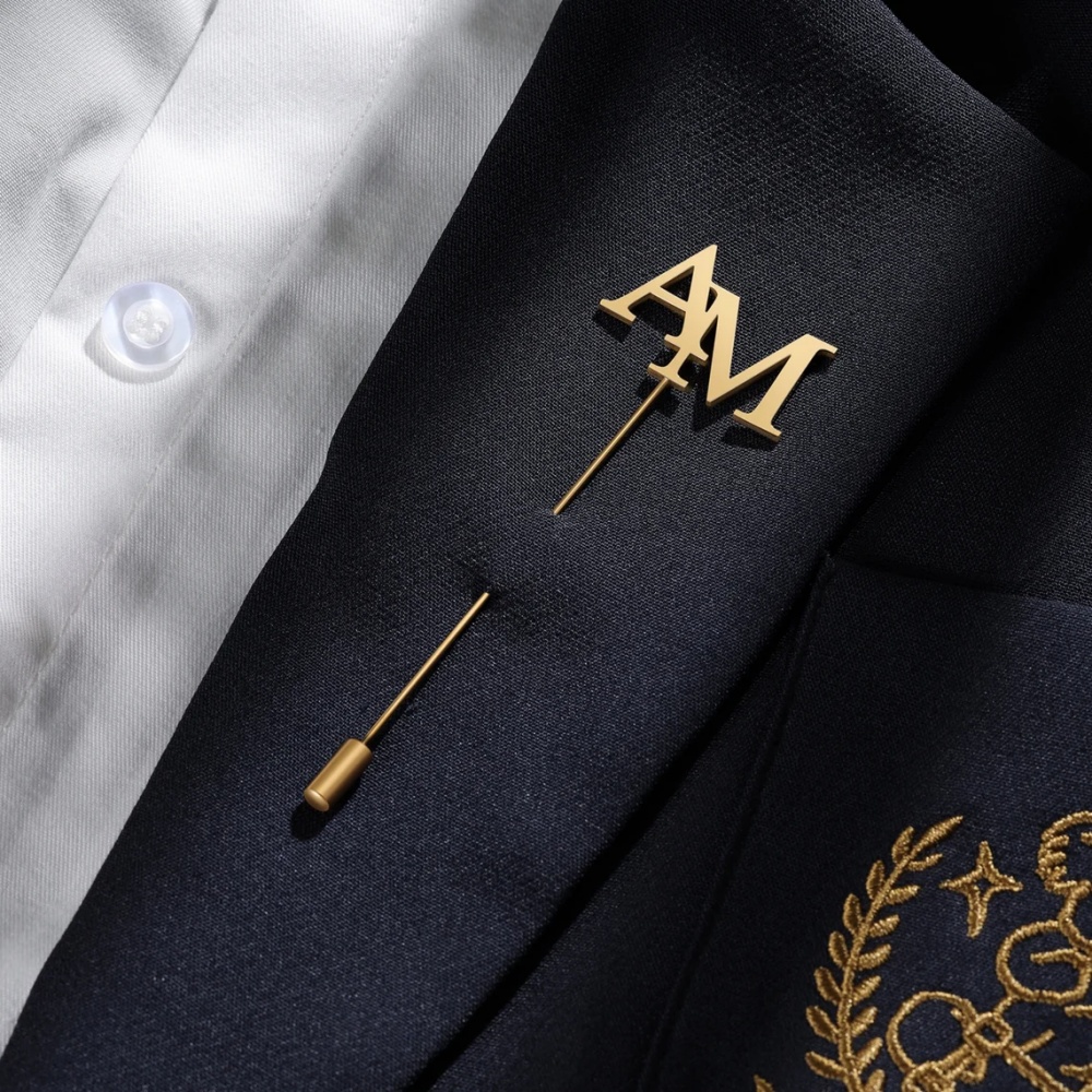 カスタムイニシャルブローチ メンズ ステンレススチールジュエ - Tuxedo Lapel Pin のレビューと価格