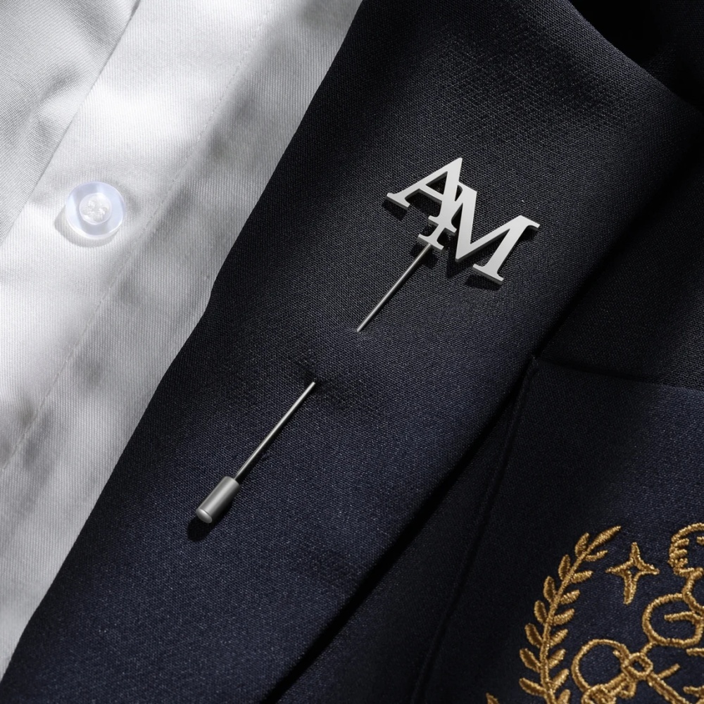 カスタムイニシャルブローチ メンズ ステンレススチールジュエ - Tuxedo Lapel Pin のレビューと価格